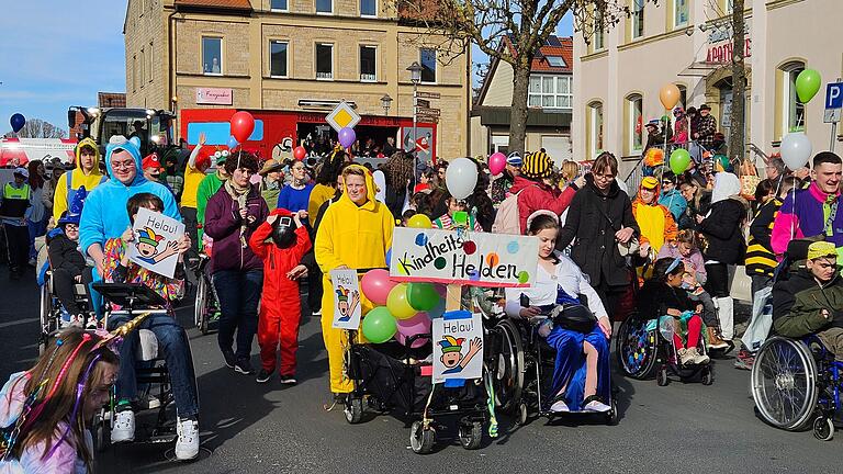 Schaulaufen beim Dachdorfer Faschingszug - mit den 'Kindheitshelden' und ihren Darstellern aus dem Körperbehindertenzentrum in Würzburg. Schaulaufen beim Dachdorfer Faschingszug - mit den 'Kindheitshelden' und ihren Darstellern aus dem Körperbehindertenzentrum in Würzburg.
