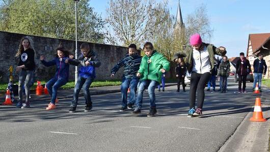 Wie lange dauert es, bis man aus vollem Lauf an einer Ziellinie anhalten kann? Und wie lange dauert es, wenn man überraschend anhalten soll? Schüler der 5. und der 6. Klasse der Johann-Peter-Wagner-Mittelschule Theres in Obertheres erlebten dies bei der besonderen Verkehrserziehung des ADAC Nordbayern &bdquo;Hallo Auto!&ldquo; am eigenen Leib.