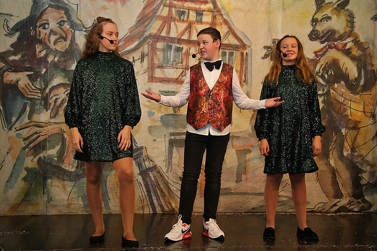 Bei der Aufarbeitung der Geschichte des 'Bunten Abend' erinnerten sich Josepha Kettemann, Jakob Klüpfel und Pheline Köhler (v.l.) vor allem an Heinz´ legendäre Reste-Häppchen für die Akteure.