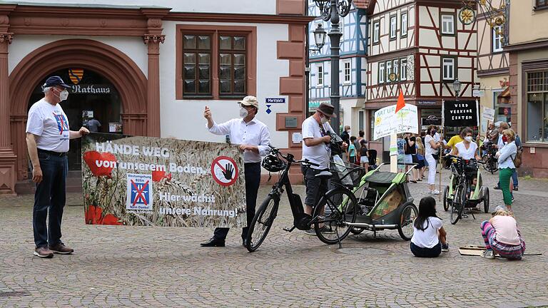 Die Demonstranten setzten sich für den Erhalt von Boden und Natur ein, die durch den Bau der B26n bedroht seien. Die Demonstranten setzten sich für den Erhalt von Boden und Natur ein, die durch den Bau der B26n bedroht seien.