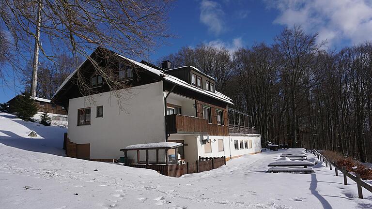 Ziel vieler Winterwanderer und Skilangläufer, das Neustädter Haus am Südhang des Kreuzbergs.