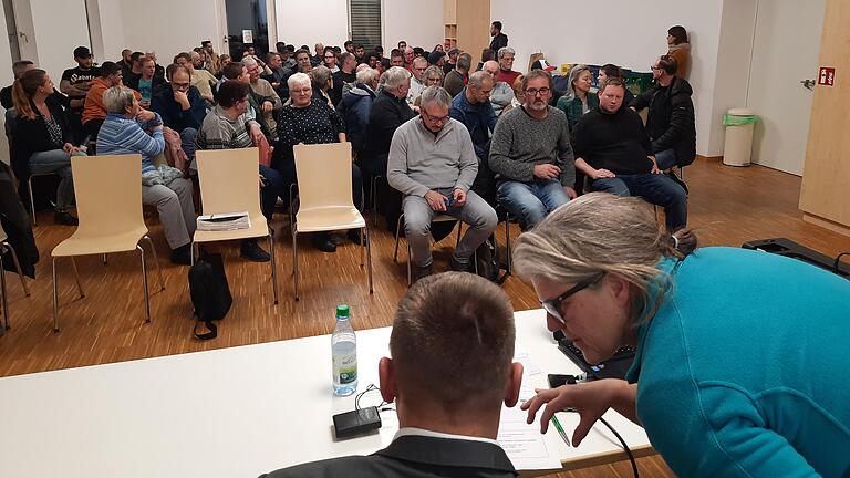 Bürgermeister Bernd Fischer (vorne mit Katharina Schmitt) verzeichnete bei der jüngsten Bürgerversammlung ein starkes Interesse der Mechenrieder Ortsbürger zum Thema der  Unterbringung von Asylbewerbern.