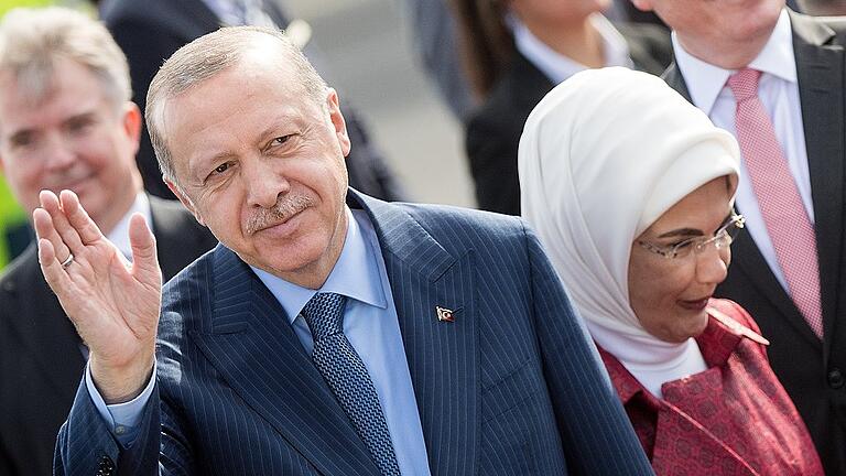 Türkischer Präsident Erdogan in Deutschland       -  Präsident Recep Tayyip Erdogan und seine Frau Emine kommen auf dem militärischen Teil des Flughafens Tegel an.