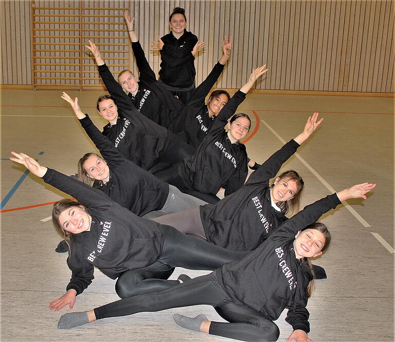 Mit Ehrgeiz und Spaß beim Training: (von hinten) Trainerin Anna Lena Stevens, Emily Troll, Shakira Kerimyan, Marie Rössler, Emily Habenstein, Steffi Schnepf, Alicia Weichsel, Cecile und Emilie Hardt . Mit Ehrgeiz und Spaß beim Training: (von hinten) Trainerin Anna Lena Stevens, Emily Troll, Shakira Kerimyan, Marie Rössler, Emily Habenstein, Steffi Schnepf, Alicia Weichsel, Cecile und Emilie Hardt .