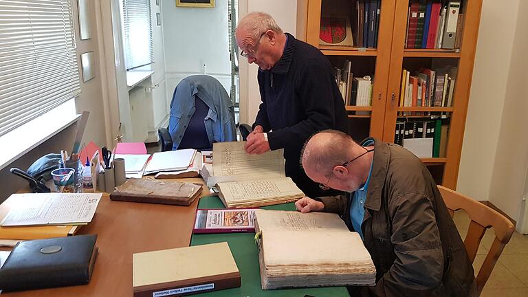 'Helfer' im Gemeindearchiv bei der Arbeit: Klaus Dindorf, Gemeindearchivar von Theres (hinten) und Thomas Schindler, Vorsitzender des Historischen Vereins des Landkreises Haßberge.