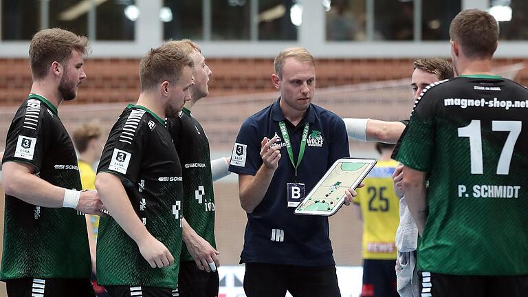 Trainer Johannes Heufelder (Mitte) will die Wölfe Würzburg nicht nur taktisch, sondern auch emotional auf das Derby bei seinem früheren Verein HC Erlangen II einstellen. Trainer Johannes Heufelder (Mitte) will die Wölfe Würzburg nicht nur taktisch, sondern auch emotional auf das Derby bei seinem früheren Verein HC Erlangen II einstellen.