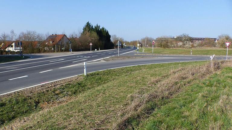 An der Kreuzung der Volkacher Umgehungsstraße, Staatsstraße 2274, mit der Eichfelder Straße häufen sich Unfälle. An der Kreuzung der Volkacher Umgehungsstraße, Staatsstraße 2274, mit der Eichfelder Straße häufen sich Unfälle.