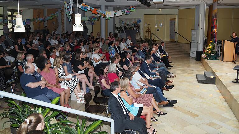 Bei der Verabschiedung von Schulleiterin Birgit Weiß im Celtis-Gymnasium waren rund 100t Gäste dabei. Bei der Verabschiedung von Schulleiterin Birgit Weiß im Celtis-Gymnasium waren rund 100t Gäste dabei.