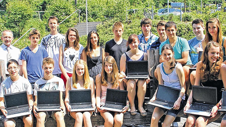 Stolz erfüllt: Sie dürfen sich die &bdquo;fleißigste Mathe-Klasse Deutschlands&ldquo; nenne, die Schüler der Klasse 9b des Gymnasiums Veitshöchheim; im Bild mit (von links) Mathelehrer Mathias Schreyer und Schulleiter Dieter Brückner.