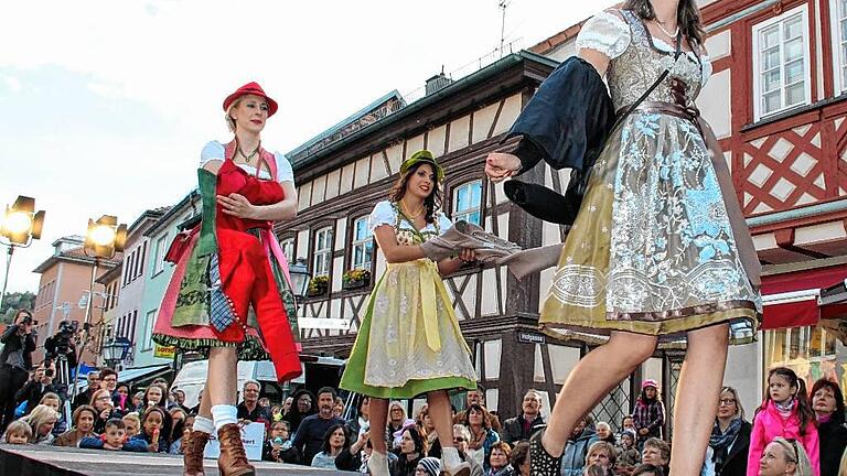 Mit einer Modenschau zum Frühjahr feierte die Werbegemeinschaft Marktheidenfeld ihr Jubiläum. Bei manchen Anlässen darf es auch Dirndl oder Landhausmode sein. Mit einer Modenschau zum Frühjahr feierte die Werbegemeinschaft Marktheidenfeld ihr Jubiläum. Bei manchen Anlässen darf es auch Dirndl oder Landhausmode sein.