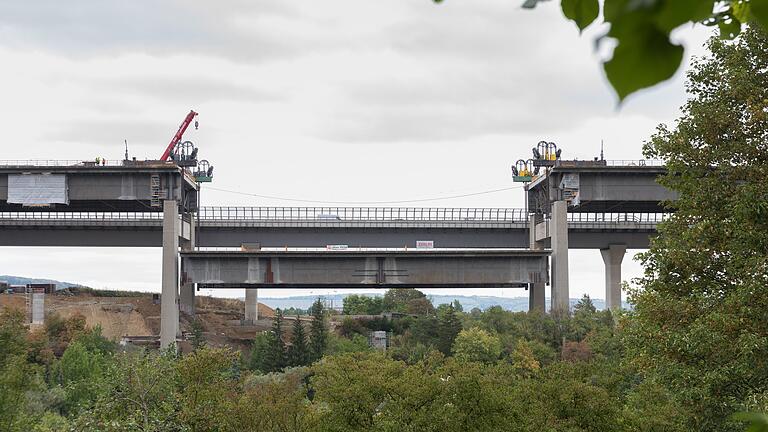 Das erste Teilstück der alten Autobahnbrücke wurde nur mit der Hälfte der geplanten Geschwindigkeit (2 bis 3 Meter die Stunde anstatt 6 Meter) abgelassen. Unser Foto zeigt das Teilstück auf halber Höhe. Das erste Teilstück der alten Autobahnbrücke wurde nur mit der Hälfte der geplanten Geschwindigkeit (2 bis 3 Meter die Stunde anstatt 6 Meter) abgelassen. Unser Foto zeigt das Teilstück auf halber Höhe.
