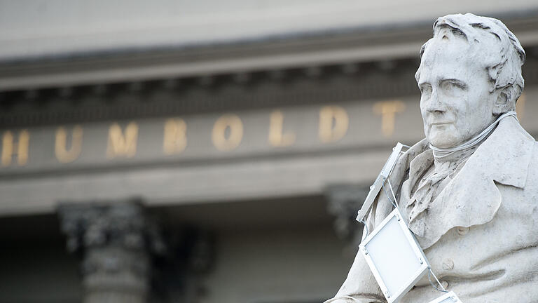 Ein Denkmal für Alexander von Humboldt steht vor dem Eingang der Humboldt-Universität zu Berlin. In Schweinfurt erinnert das Gymnasium, das den Namen des großen Universalgelehrten trägt, im Rahmen einer Humboldt-Woche an den Mann, der am 14. September 1769, also vor 250 Jahren, geboren wurde. Ein Denkmal für Alexander von Humboldt steht vor dem Eingang der Humboldt-Universität zu Berlin. In Schweinfurt erinnert das Gymnasium, das den Namen des großen Universalgelehrten trägt, im Rahmen einer Humboldt-Woche an den Mann, der am 14. September 1769, also vor 250 Jahren, geboren wurde.
