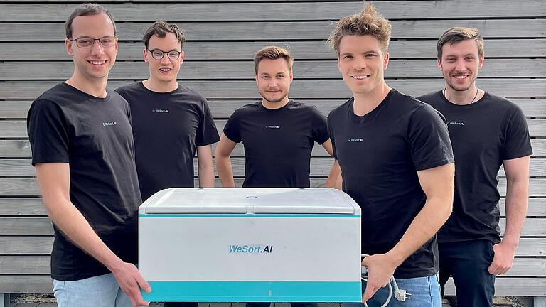 Mit diesem Scanner und Künstlicher Intelligenz wollen sie die Mülltrennung besser machen: Christian Schärf (von links), Johannes Laier, Nathanael Laier, Martin Körner und Tobias Scheuer vom Würzburger Jungunternehmen WeSort.AI.