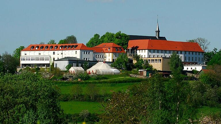 Natur erleben und Leib und Seele etwas Gutes tun, das war 2017 das Motto für die damals neue Entdeckertour vom Hochrhöner-Wanderweg zum Volkersberg. Natur erleben und Leib und Seele etwas Gutes tun, das war 2017 das Motto für die damals neue Entdeckertour vom Hochrhöner-Wanderweg zum Volkersberg.