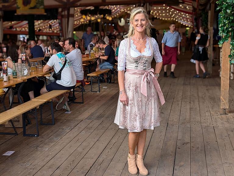 Sabine Habermann aus Gerbrunn (Lkr. Würzburg) trägt ein modernes Dirndl in den Farben Creme und Altrosa.