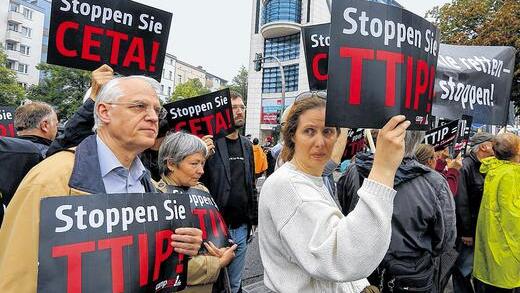 Protest gegen Freihandelsabkommen: Menschen demonstrieren vor dem Willy-Brand-Haus in Berlin gegen TTIP und CETA.