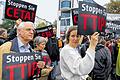 Protest gegen Freihandelsabkommen: Menschen demonstrieren vor dem Willy-Brand-Haus in Berlin gegen TTIP und CETA.