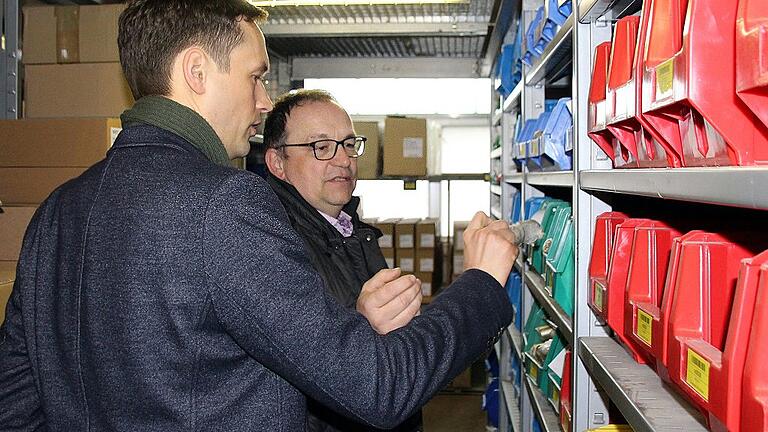 Auch die Führung durch das Lager der Firma Ludwar Elektrobau zählte zum Besuchsprogramm von Landrat Florian Töpper (links) in dem Gerolzhöfer Unternehmen. Mit im Bild: Firmenchef Bernd Ludwar. Auch die Führung durch das Lager der Firma Ludwar Elektrobau zählte zum Besuchsprogramm von Landrat Florian Töpper (links) in dem Gerolzhöfer Unternehmen. Mit im Bild: Firmenchef Bernd Ludwar.