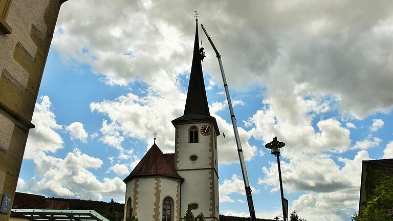 Hoch hinaus ging es bei den Arbeitern der Dachdeckerfirma Thilo Hammer aus Arnstein, als sie am rund 40 Meter hohen Julius-Echter-Kirchturm in Binsfeld den Schieferplattenbelag kontrollierten und die defekten Platten auswechselten.