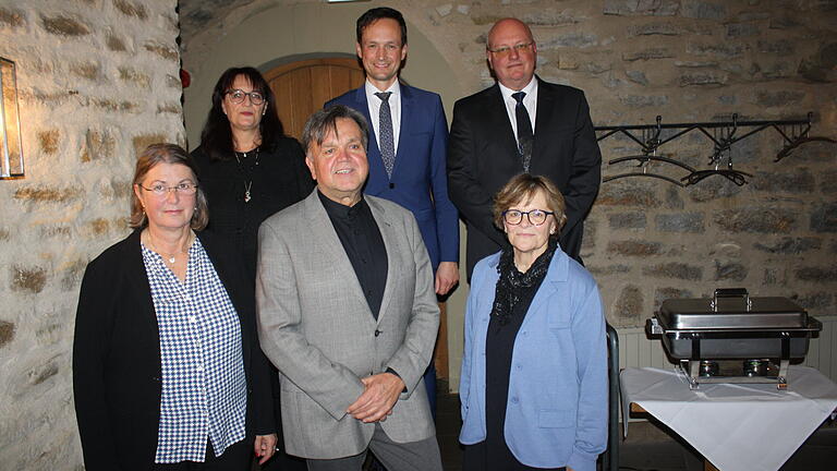 Musikschule Schweinfurt, Ehrungen für 40-jährige Dienstzeit (von links) Elke Friedel, Gerriet Heuten und Doris Endres sowie dahinter die musikalisch-pädagogische Leiterin Andrea Schärringer, Landrat Florian Töpper und Verwaltungsleiter Thomas Barisch.