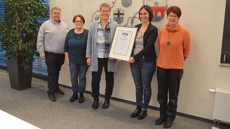 Freude bei der Steuerungsgruppe Fairtrade über die Rezertifizierung Marktheidenfelds (von links): Wolfgang Hörnig, Gudrun Henning-Senftleben, Christina Schlembach, Natalie Pfab und Ulrike Steigerwald. Freude bei der Steuerungsgruppe Fairtrade über die Rezertifizierung Marktheidenfelds (von links): Wolfgang Hörnig, Gudrun Henning-Senftleben, Christina Schlembach, Natalie Pfab und Ulrike Steigerwald.