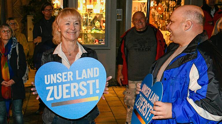 Regelmäßig nahm die umstrittene AfD-Bundestagsabgeordnete Christina Baum (links) an 'Querdenker'-Demos auch im Raum Würzburg teil. Das Foto entand im Oktober 2022 in Ochsenfurt.&nbsp;