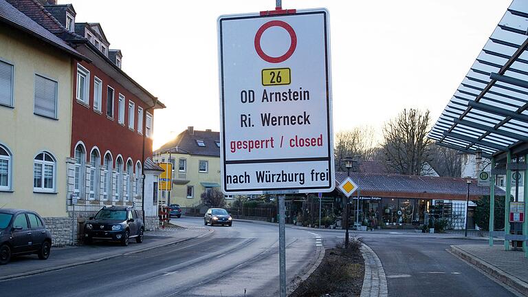 Die Schweinfurter Straße in Arnstein wird zwar derzeit nicht weiter saniert, trotzdem darf sie vom überörtlichen Verkehr nicht genutzt werden. Die Schweinfurter Straße in Arnstein wird zwar derzeit nicht weiter saniert, trotzdem darf sie vom überörtlichen Verkehr nicht genutzt werden.