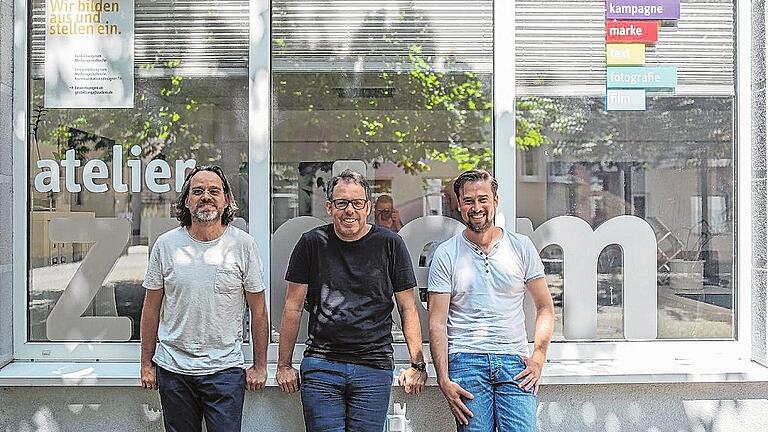 Werbung in eigener Sache: die Geschäftsführer des Ateliers Zudem vor ihren neuen Räumen in der Oberen Bachgasse in Kitzingen &ndash; Stefan Issig, Dirk Nitschke und Arndt Poser (von links).