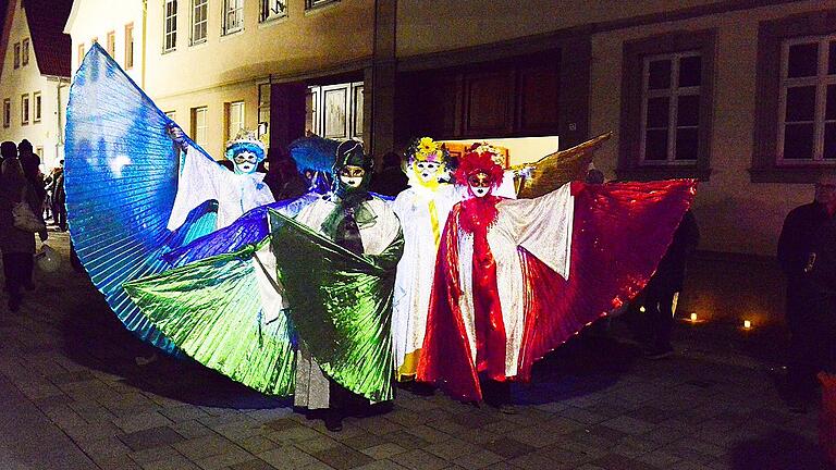 Fremdartig und schön waren diese Gestalten, die aus dem Venezianischen Karneval gekommen zu sein schienen.