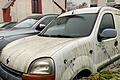 Dieser Renault Kangoo steht seit Jahren auf dem Parkplatz an der Alten Kirche in Wernfeld.