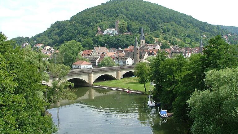 Gemünden mit Scherenburg.
