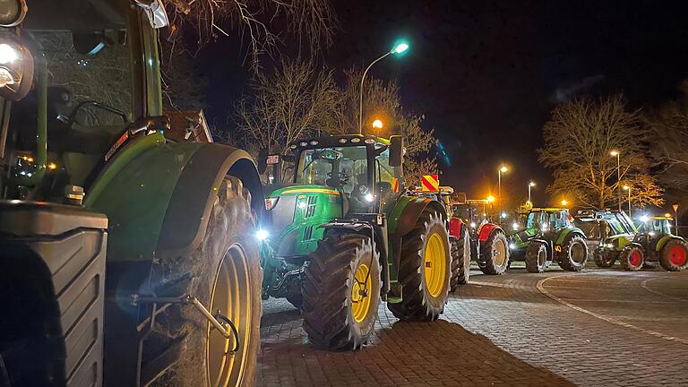 Bauernproteste in Rhön-Grabfeld: Wie hier in Mellrichstadt fuhren Traktoren in langen Konvois durch die Straßen, um auf ihre Anliegen aufmerksam zu machen.