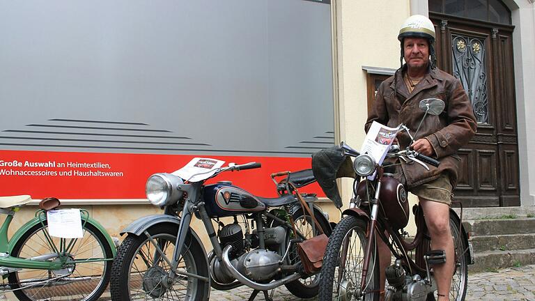 Armin Karbacher aus Gerolzhofen ist mit seinem fast 70 Jahre alten Mofa quasi täglich in der Stadt unterwegs.