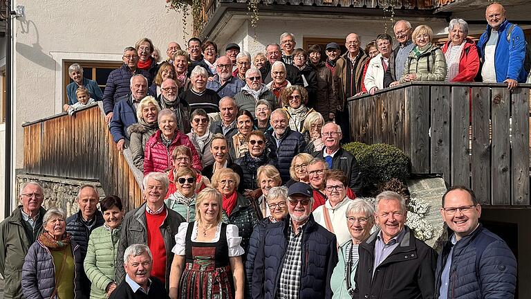 Gruppenfoto vor dem Gasthof Huber in Mühlbach/Gais. Vorne rechts: Der Vorsitzende des Vereinsring Mühlbach und Erster Bürgermeister von Karlstadt, Michael Hombach, und der Fraktionsvorsitzende von Mühlbach/Gais, Karl Wolfsgruber.