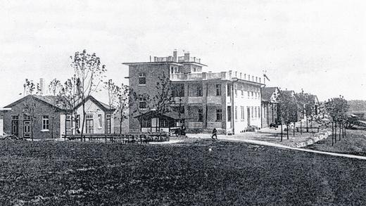 Historische Aufnahme: Auf diesem Bild ist das im November 1925 fertiggestellte Verwaltungsgebäude der Flugschule von der Seite zu sehen. Ursprünglich hatte drei Haus drei Geschosse. Im obersten Stockwerk, das später entfernt wurde, wohnte damals der Direktor der Flugschule.