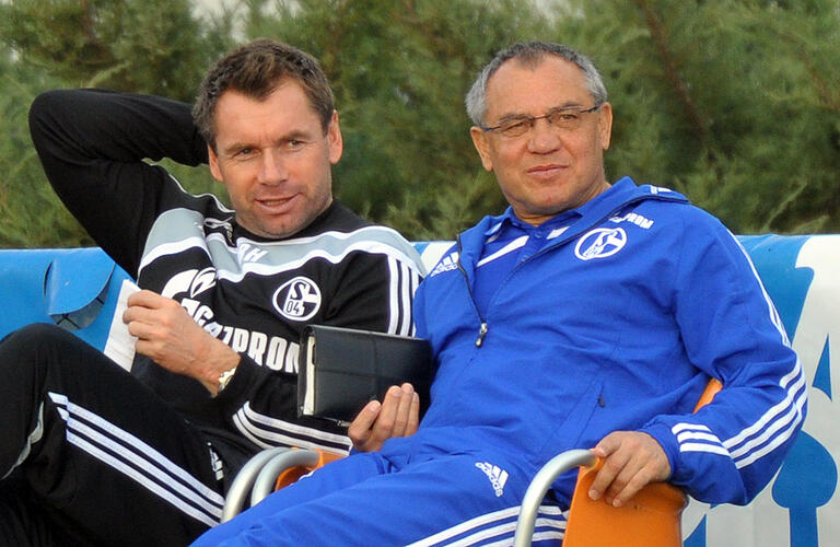 Bernd Hollerbach als Co-Trainer des FC Schalke 04 an der Seites seines damaligen Chefs Felix Magath.