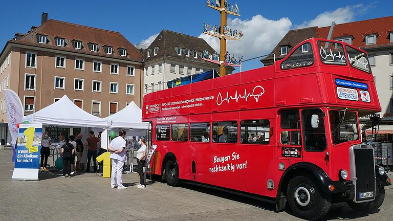 Der rote Infobus der Aktion 'Herzenssache Lebenszeit' machte Halt in Würzburg