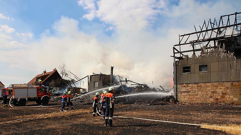 Scheunenbrand in Platz wird zum Flammeninferno       -  Bei einem Großfeuer sind am Mittwochnachmittag in Platz, einem Ortsteil von Geroda (Lkr. Bad Kissingen) in der Rhön mehrere Gebäude in Flammen aufgegangen. Ein Scheunenbrand breitete sich auf rund zehn benachbarte Häuser aus.