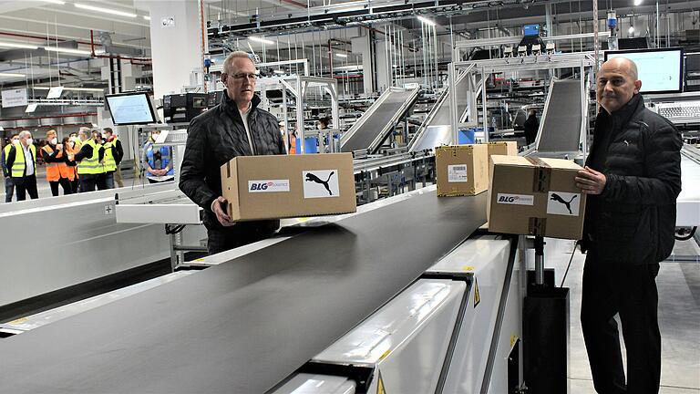 Startschuss im April 2021: Die ersten Pakete werden im Puma-Logistiklager in Geiselwind aufs Band gestellt. Bei der Eröffnung packten mit an (von links): Vorstandsvorsitzender Frank Dreeke (BLG Logistics) und der damalige Finanzvorstand Michael Lämmermann (Puma). Startschuss im April 2021: Die ersten Pakete werden im Puma-Logistiklager in Geiselwind aufs Band gestellt. Bei der Eröffnung packten mit an (von links): Vorstandsvorsitzender Frank Dreeke (BLG Logistics) und der damalige Finanzvorstand Michael Lämmermann (Puma).