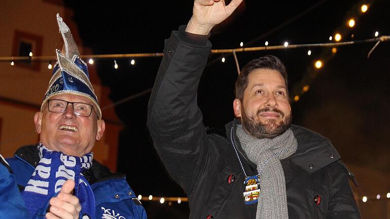 Das erste „Helau“ des neuen Volkacher Tourismuschefs Sebastian Karl (rechts), dem der Winterzauber anscheinend prächtig gefiel.