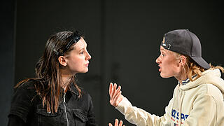 Im Mainfrankentheater auf der Probebühne:kommt 'Was Wanda will',
ein Schauspiel von Lena Hach, zur
Uraufführung.                       Besetzung: Daria Lik (Wanda), Nils David Bannert (Der Meister), Julia Baukus (Lynn), Laura Storz (Desiree), Nils van der Horst (Schulze), Eva-Lina Wenners (Kai)