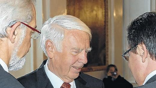 Verdienstorden am Bande: Eberhard Gräf bekommt ihn gerade von Regierungspräsident Paul Beinhofer und Innenstaatssekretär Gerhard Eck angesteckt