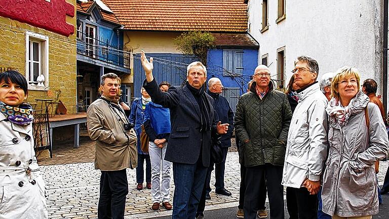 Zeigen, wie's geht: Innenentwicklung ganz praktisch sahen Juristen der Deutschen Gesellschaft für Agrarrecht bei ihrer Exkursion ins Obere Werntal. Euerbachs Bürgermeister Arthur Arnold (Mitte) weist hier mitten in Obbach auf die Maßnahmen der Dorferneuerung, rechts daneben Prof. Matthias Dombert, Vorsitzender der DGAR.Foto Silvia Eidel