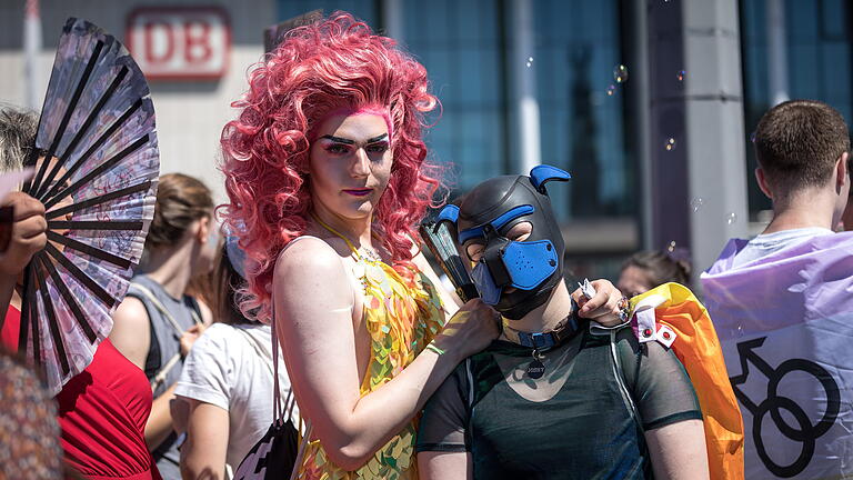 CSD Wuerzburg       -  Um die 700 Menschen feiern am Samstag (29.06.19) in der Innenstadt in Würzburg den WSD – den Christopher Street Day in Mainfranken. Mit einer bunten Parade und einem Straßenfest in der Eichhornstraße setzen sich die Teilnehmer für Toleranz gegenüber Homosexuellen und anderen Minderheiten ein. #Würzburger Street Day