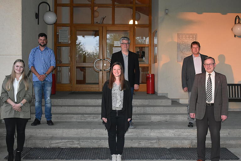 Insgesamt sechs neue Mitglieder zogen in den Gemeinderat von Strahlungen ein. Dies sind (vorne von links) Larissa Becker, Nadine Wehner-Hach, Heribert Pfister und (hinten von links) Christoph Burger, Heiko Werner und Harald Geis. Insgesamt sechs neue Mitglieder zogen in den Gemeinderat von Strahlungen ein. Dies sind (vorne von links) Larissa Becker, Nadine Wehner-Hach, Heribert Pfister und (hinten von links) Christoph Burger, Heiko Werner und Harald Geis.