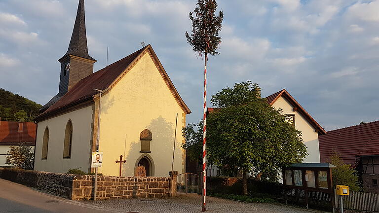 Wo ist die Grenze? Bei der Tradition des Maibaumdiebstahls scheiden sich die Geister. Nach Meinung der Verantwortlichen aus Ginolfs und Unterelsbach wurde in diesem Jahr eine 'rote Linie überschritten'. Das Bild zeigt den nun drei Meter kürzeren Maibaum in Ginolfs.