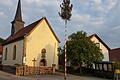 Wo ist die Grenze? Bei der Tradition des Maibaumdiebstahls scheiden sich die Geister. Nach Meinung der Verantwortlichen aus Ginolfs und Unterelsbach wurde in diesem Jahr eine 'rote Linie überschritten'. Das Bild zeigt den nun drei Meter kürzeren Maibaum in Ginolfs.