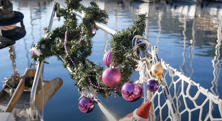 Weihnachtsdeko am Segelboot.