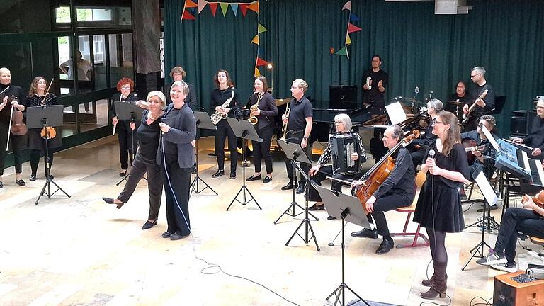 Mit der ersten von Musiklehrer Christoph Lipport  arrangierten Gemeinschafts-Nummer „Jetzt tanzen alle Puppen“ (Muppets) von Peter Keuder, bei der die Gesangssolistin Marion Baudler-Mjartan alle mitriss, wurde deutlich: Hier geht es nicht um ernste Konzertatmosphäre – hier ist Spielfreude und gute Unterhaltung angesagt.