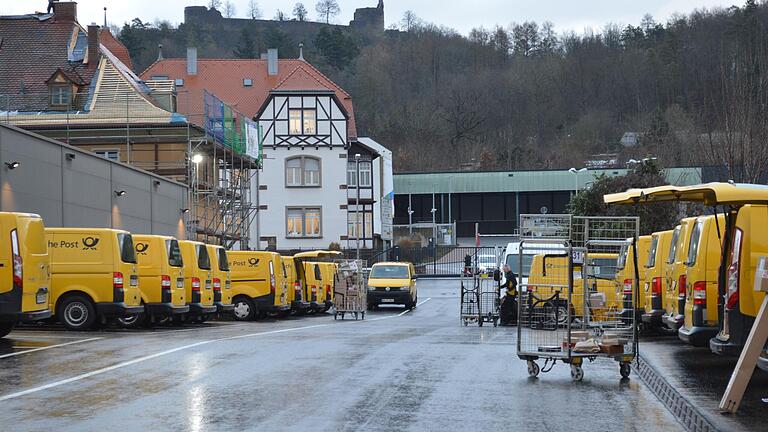 So sieht es morgens um 8.30 Uhr auf dem Hof des neuen Postverteilzentrums aus. So sieht es morgens um 8.30 Uhr auf dem Hof des neuen Postverteilzentrums aus.